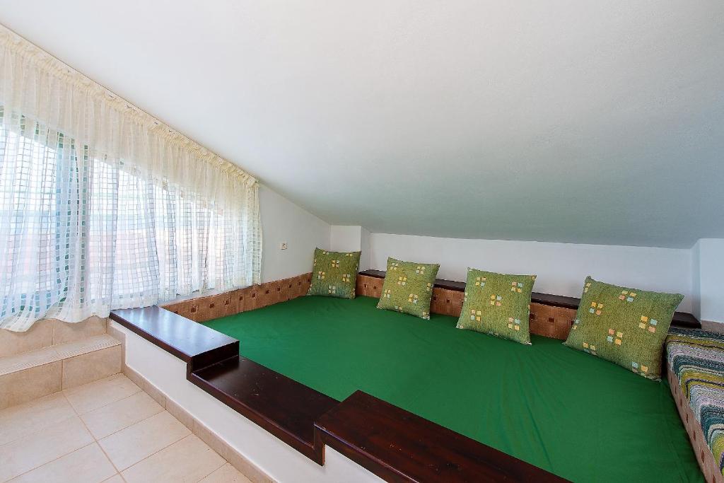 A seating area at Beachfront Villa SeaShell Superior