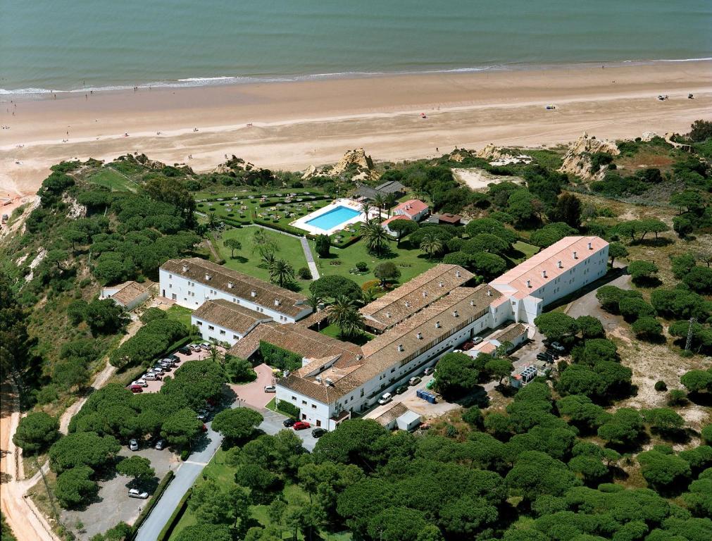 una vista aérea de un hotel y de la playa en Parador de Mazagón, en Mazagón