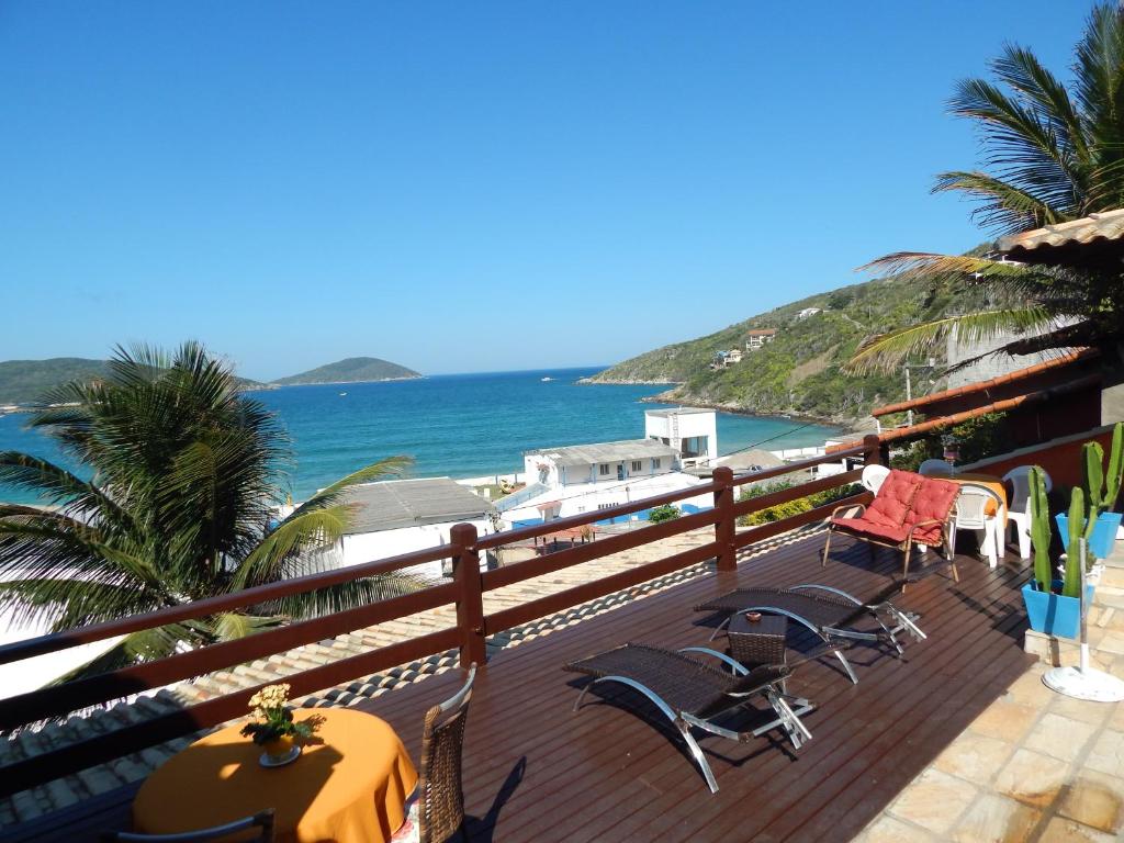 eine Terrasse mit Stühlen und Meerblick in der Unterkunft Guesthouse Saint Tropez in Arraial do Cabo