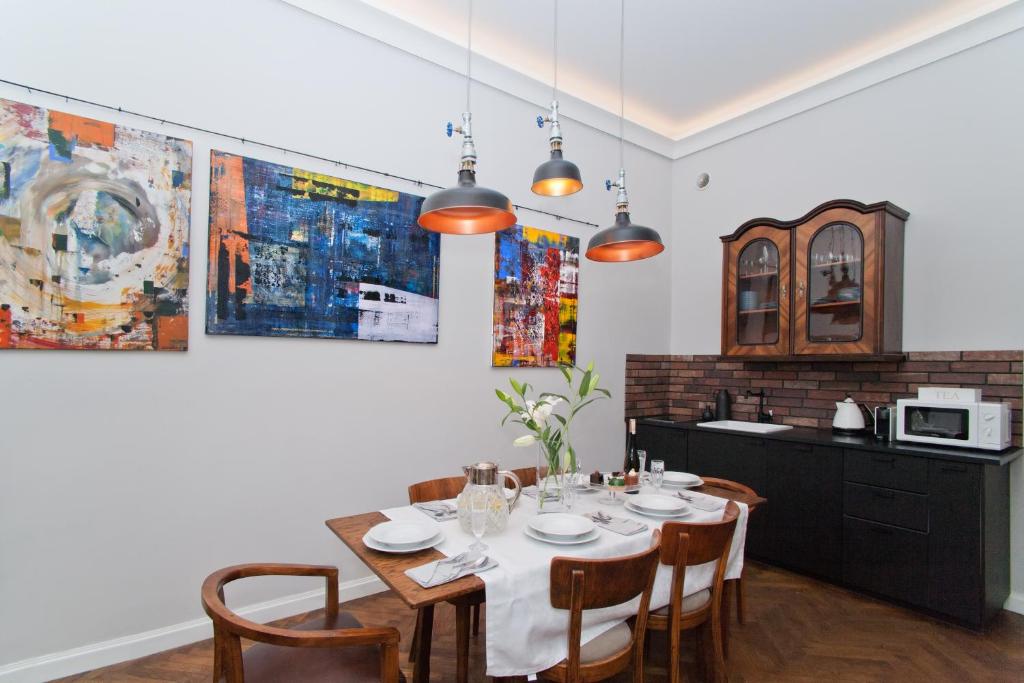 En restaurant eller et andet spisested på Kurkowa Apartments