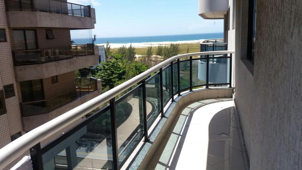 a balcony of a building with a view of the ocean at Apartamento em Cabo Frio RJ - Praia das Dunas in Cabo Frio