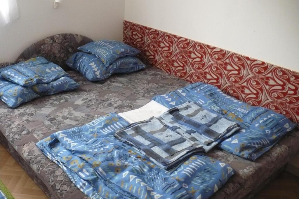 バラトンマーリアフュルドゥーにあるÁrvácska Nyaralóのソファ(毛布、枕付)