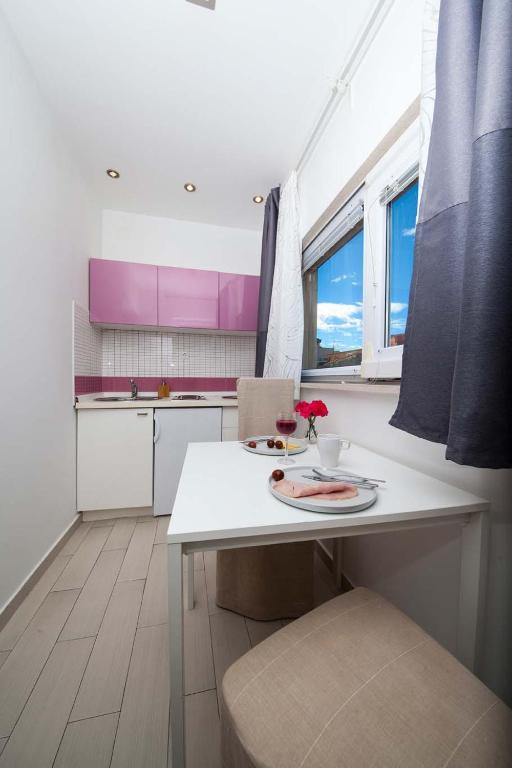 Kuchyňa alebo kuchynka v ubytovaní Villa Makarana Apartments