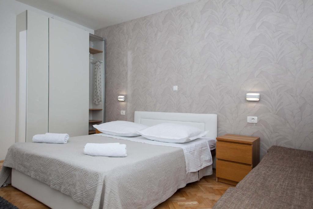 Posteľ alebo postele v izbe v ubytovaní Villa Makarana Apartments