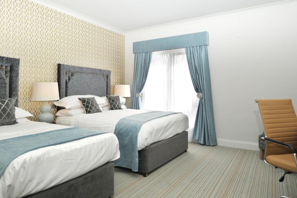 Postel nebo postele na pokoji v ubytování Treacys Oakwood Hotel, Shannon