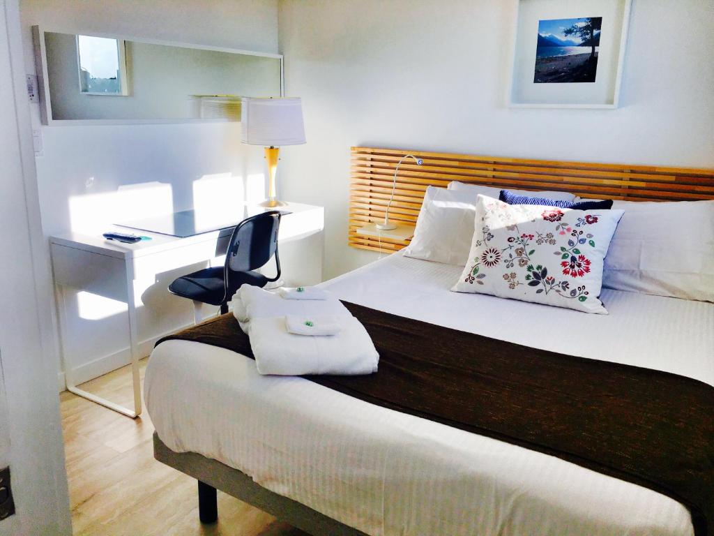 Una cama o camas en una habitación de The Inn on College