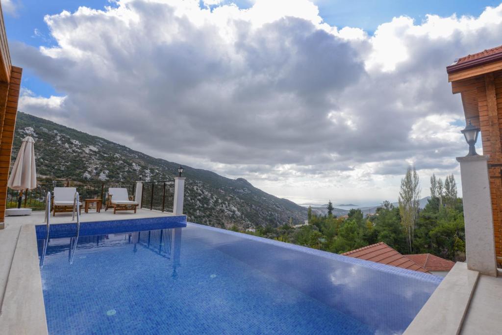 カルカンにあるEco Villa Menekşeの山の景色を望むスイミングプール