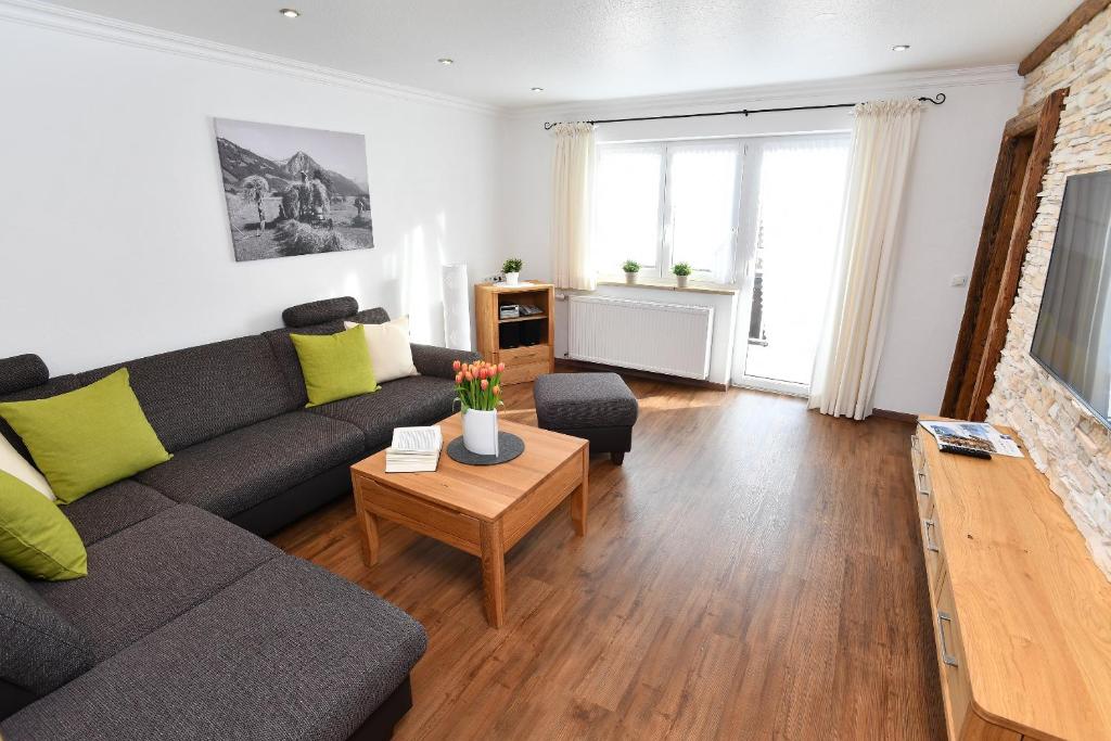 sala de estar con sofá y mesa en Landhaus Ruppaner, en Fischen