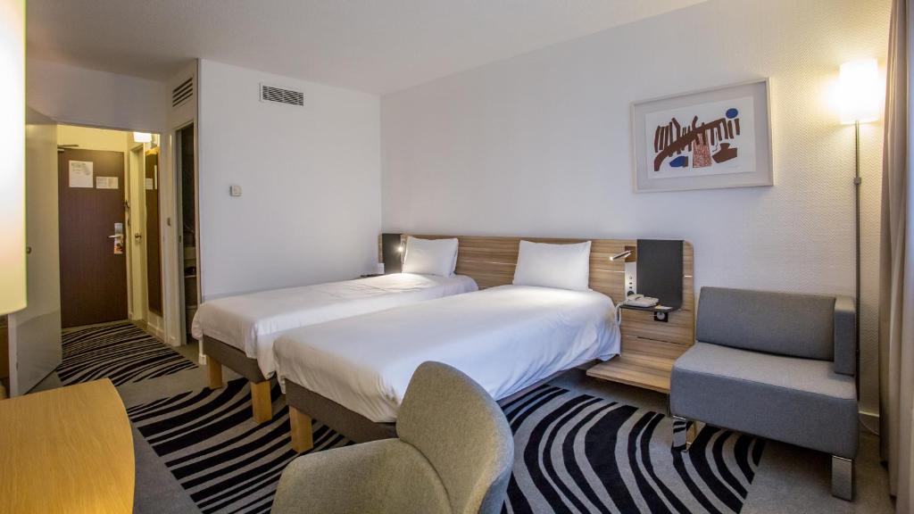 Postel nebo postele na pokoji v ubytování Novotel Bourges