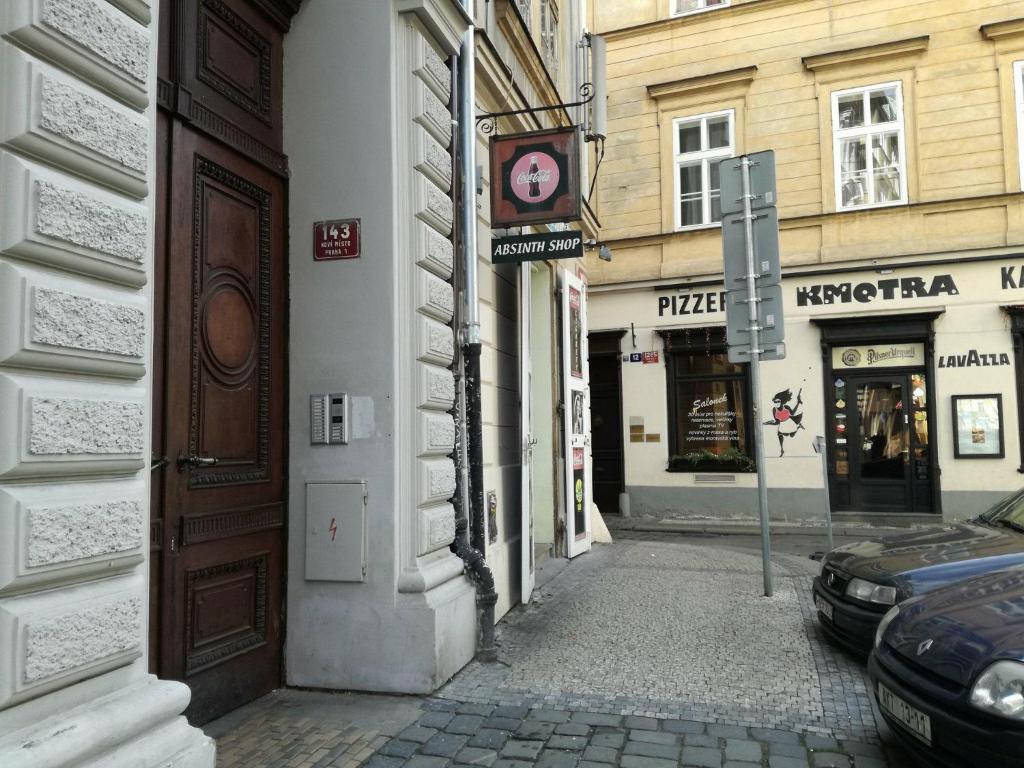 alejka z zegarem na boku budynku w obiekcie Tiva Downtown Apartments w Pradze