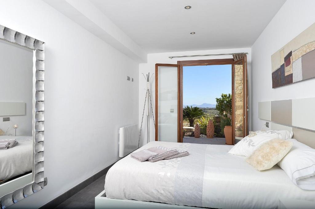 Postel nebo postele na pokoji v ubytování 021 Villa Sa Riba ETV7327 by Mallorca Charme