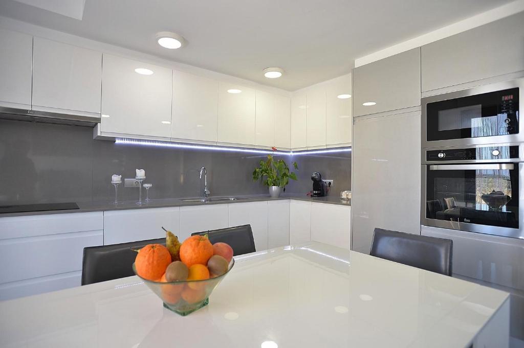 Kuchyň nebo kuchyňský kout v ubytování 021 Villa Sa Riba ETV7327 by Mallorca Charme