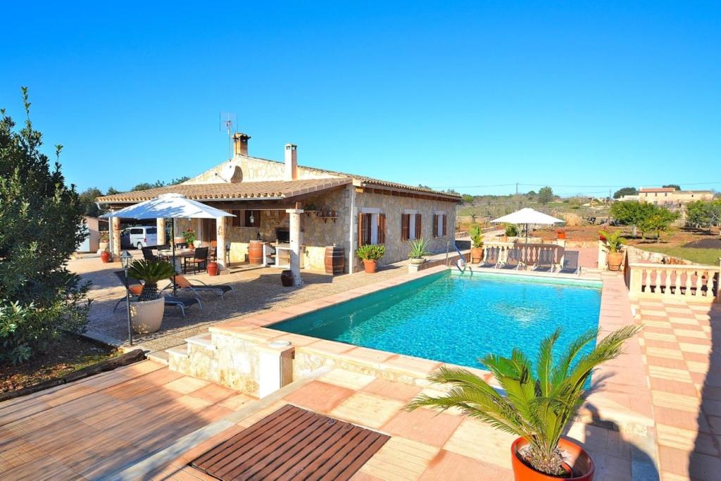 een villa met een zwembad en een huis bij Finca Sa Rota 078 by Mallorca Charme in Ariany