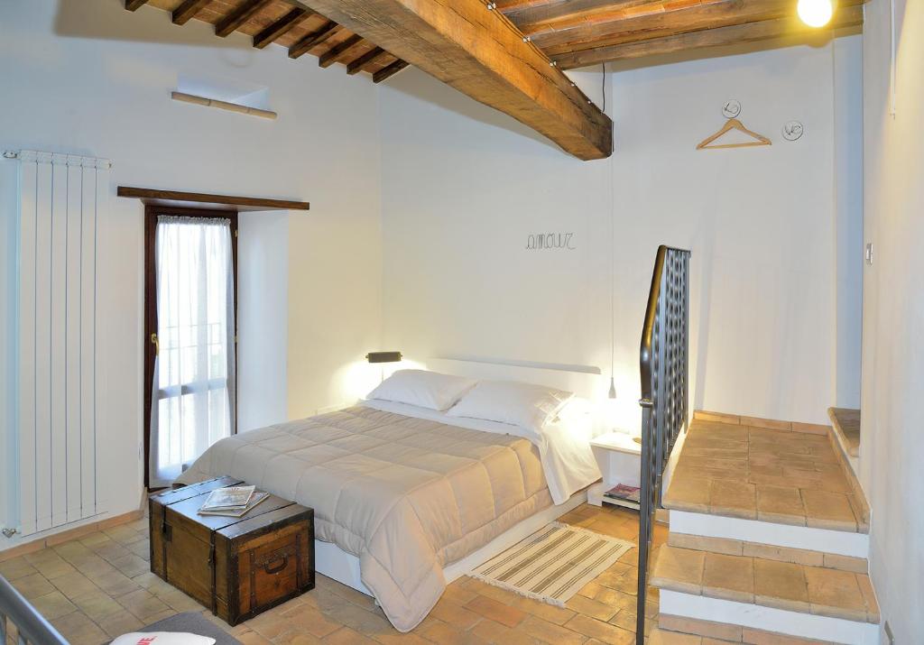 ein Schlafzimmer mit einem Bett in einem weißen Zimmer in der Unterkunft Agriturismo La Peonia in Bagnoregio