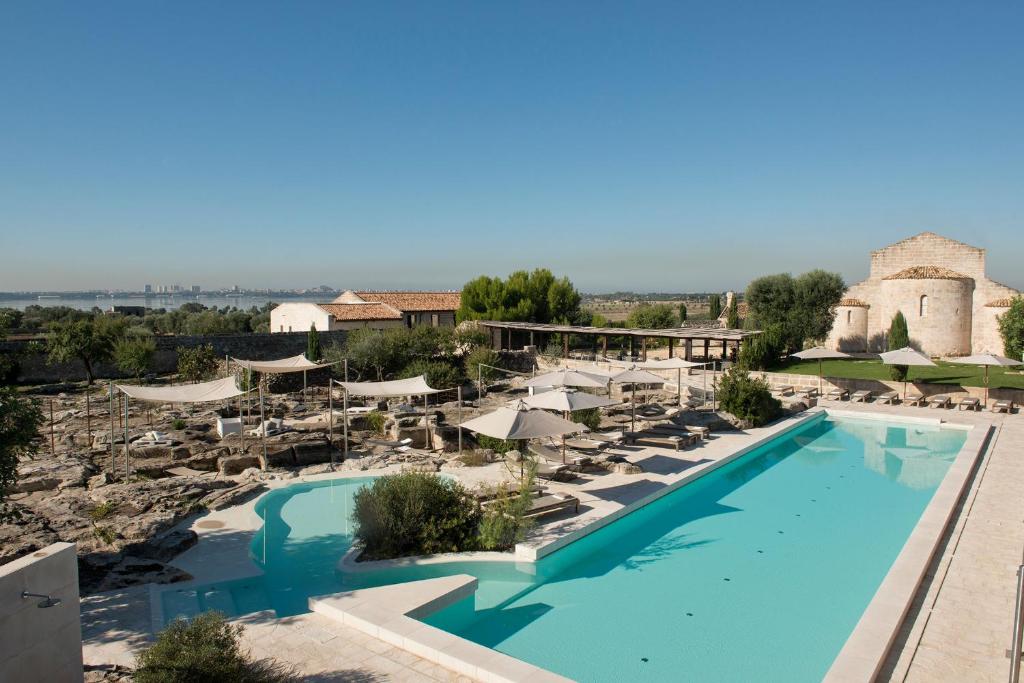 Bazén v ubytovaní Relais Histò San Pietro Sul Mar Piccolo alebo v jeho blízkosti