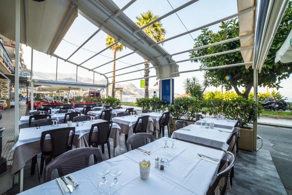 Reštaurácia alebo iné gastronomické zariadenie v ubytovaní Hotel La Sirenetta