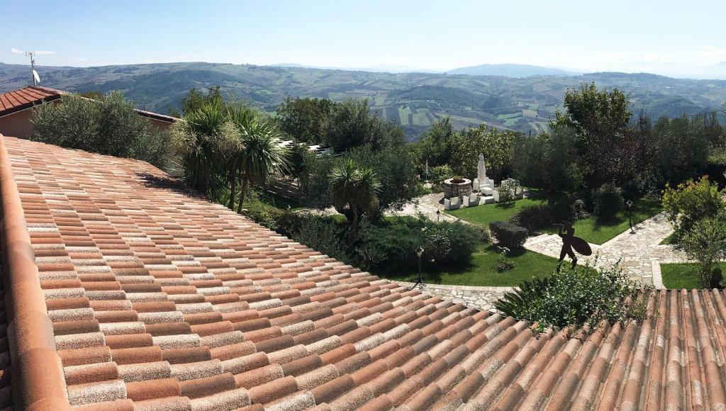 a roof of a house with a view of a yard at HURZ - giardino sannita in Pietrelcina