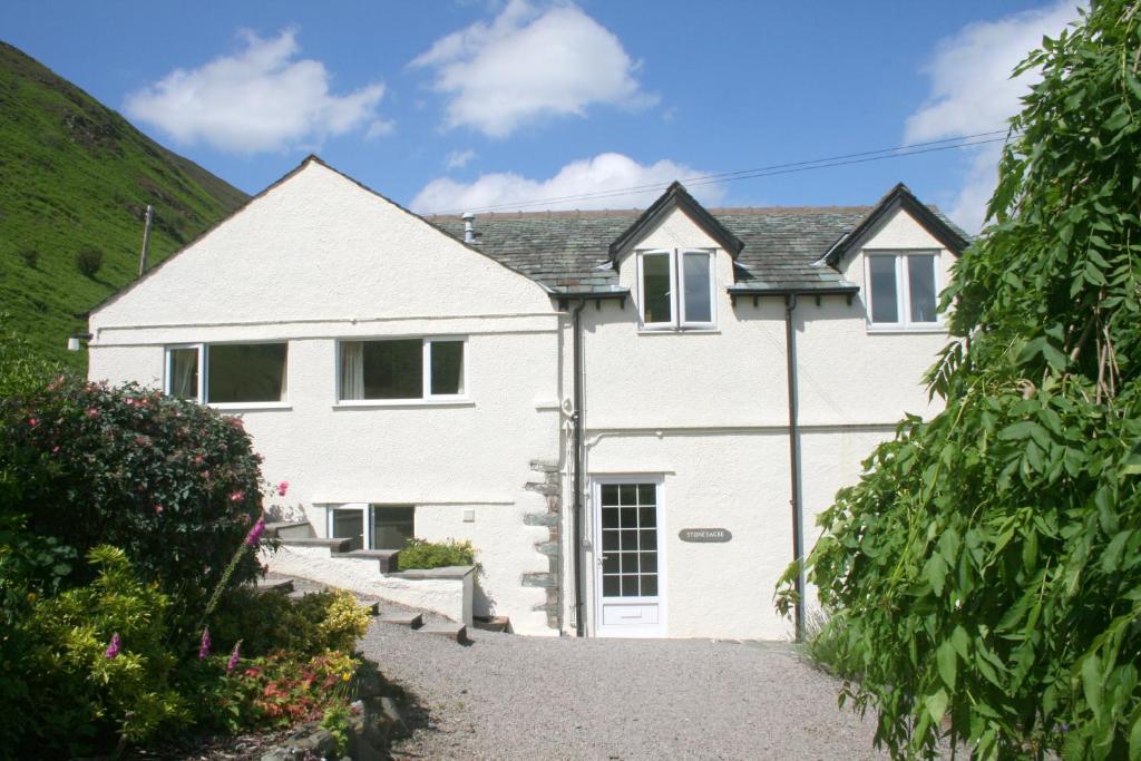 uma vista exterior de uma casa branca com uma entrada em StoneyAcre em Keswick