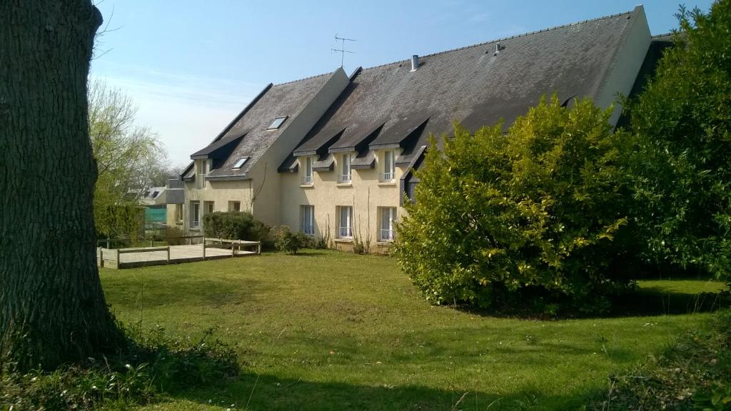 una casa con un gran patio delante de ella en Hôtel Beau Rivage, en Arradon