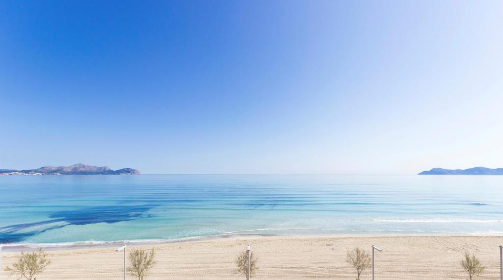 カン・ピカフォルトにあるCasa Confitets 218 by Mallorca Charmeの海の景色を望むビーチ