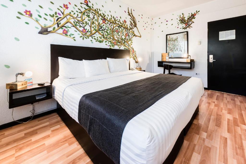 Postel nebo postele na pokoji v ubytování Hi Hotel Impala Queretaro