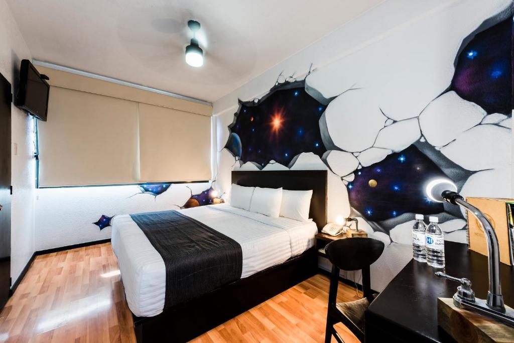 Postel nebo postele na pokoji v ubytování Hi Hotel Impala Queretaro