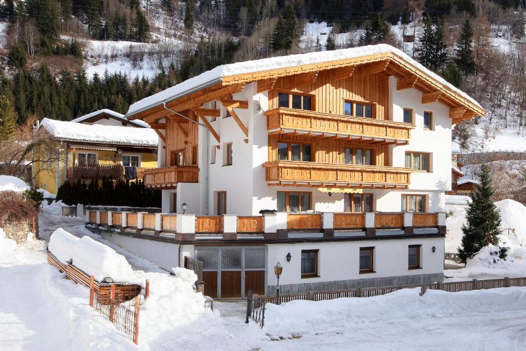 un edificio en la nieve cubierto de nieve en Haus Alpenflora, en Flirsch