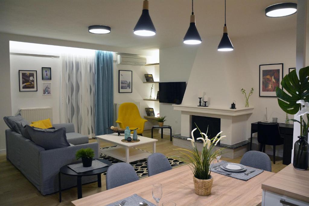 uma sala de estar com um sofá e uma mesa em Vida Residential Apartments em Nafplio
