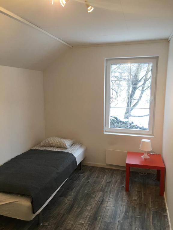 ベルゲンにあるVilla Bergen Family & Staff houseのベッドルーム1室(ベッド1台、赤いテーブル付)