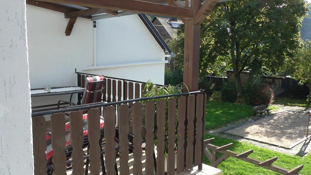 einen Holzzaun in einem Hof neben einem Haus in der Unterkunft Balles in Ellenz-Poltersdorf