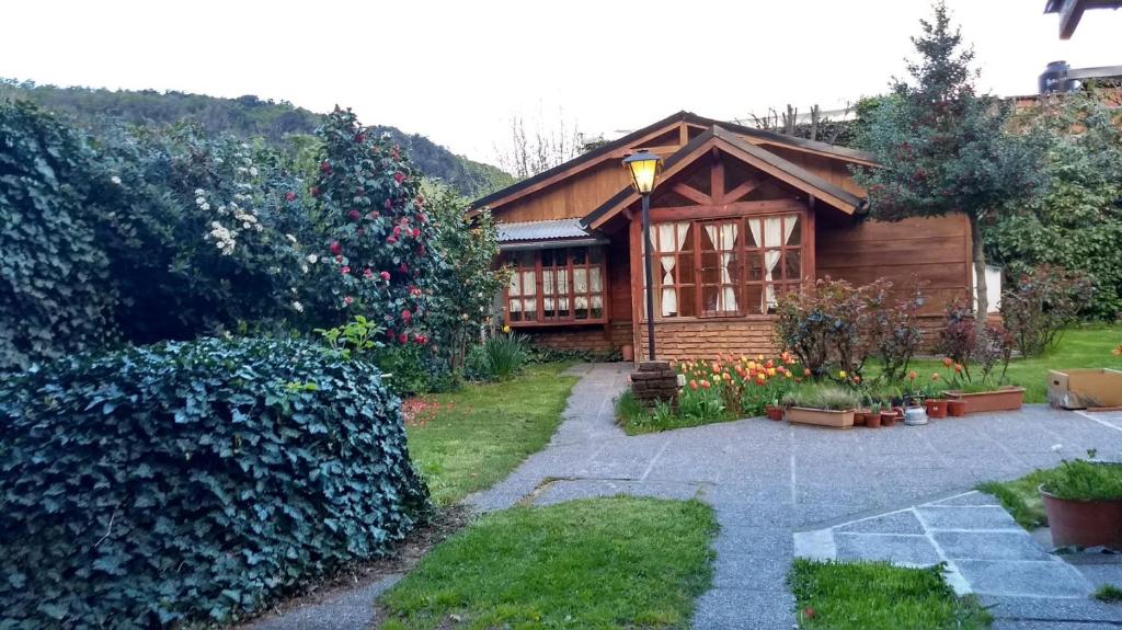 una casa con un jardín delante de ella en Tu Cabaña en San Martín de los Andes