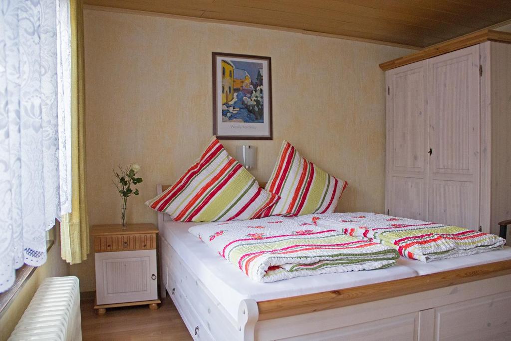 Postel nebo postele na pokoji v ubytování Hotel Garni Eckschänke