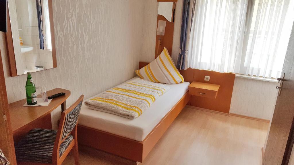 Postel nebo postele na pokoji v ubytování Hotel Garni Eckschänke