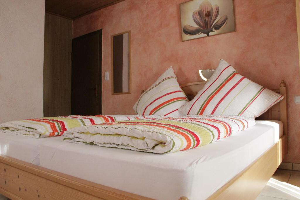 Postel nebo postele na pokoji v ubytování Hotel Garni Eckschänke