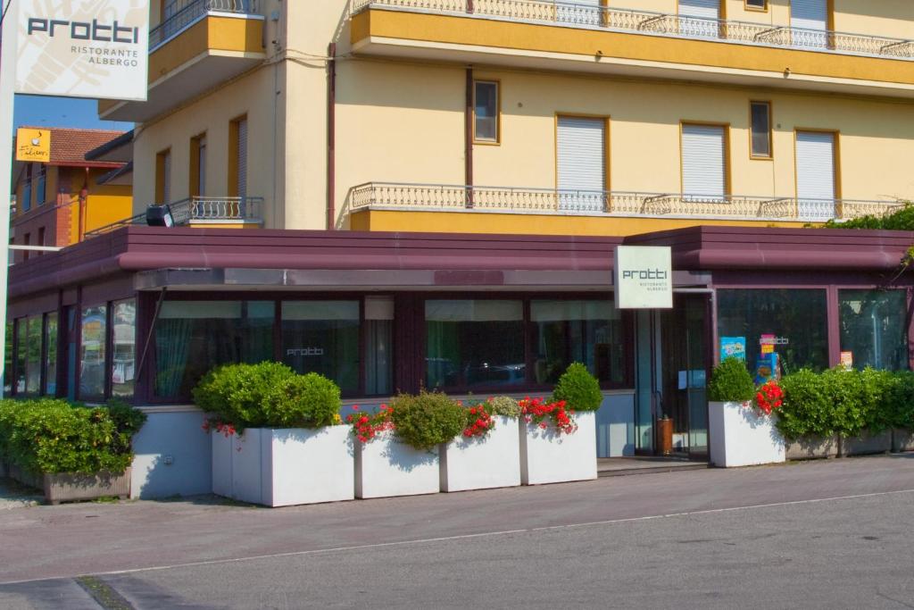 un edificio con piante in vaso di fronte ad esso di Albergo Ristorante Protti a Cattolica