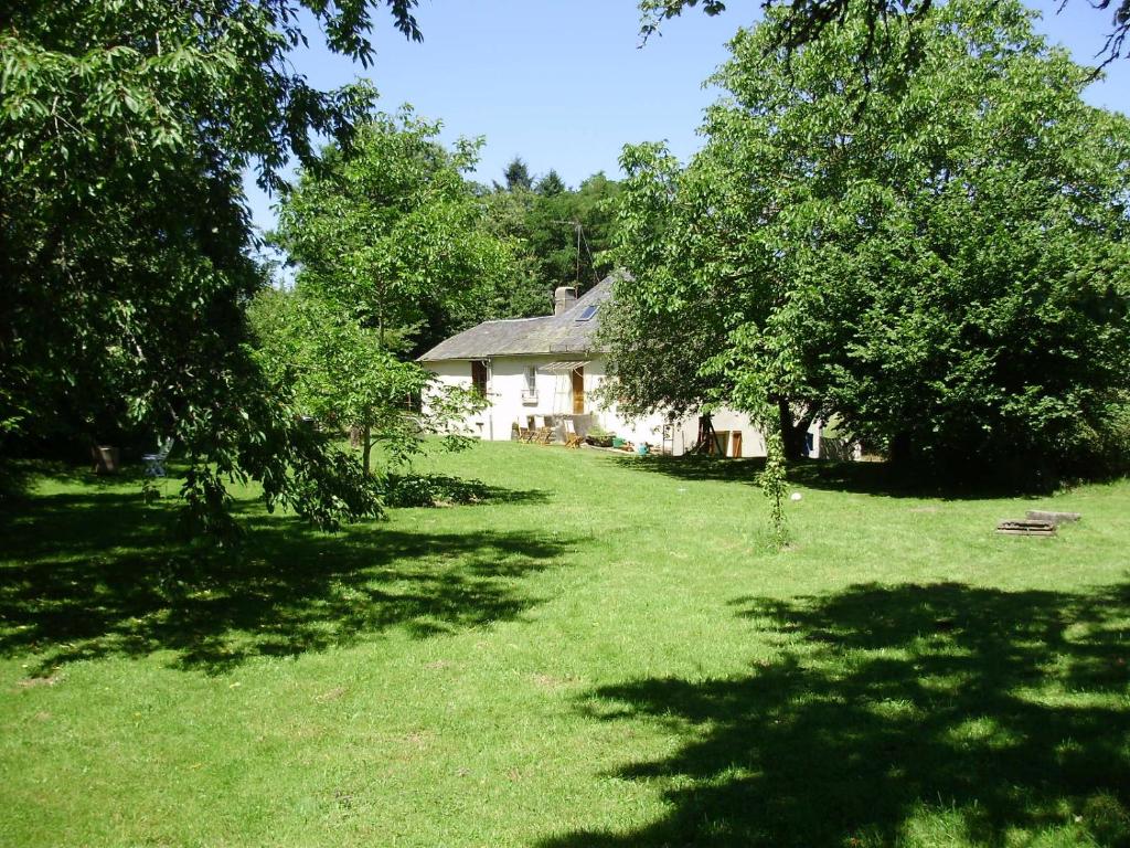 una casa in mezzo a un campo con alberi di No 2 route de la maronne, Loupiac la Gare a Pléaux