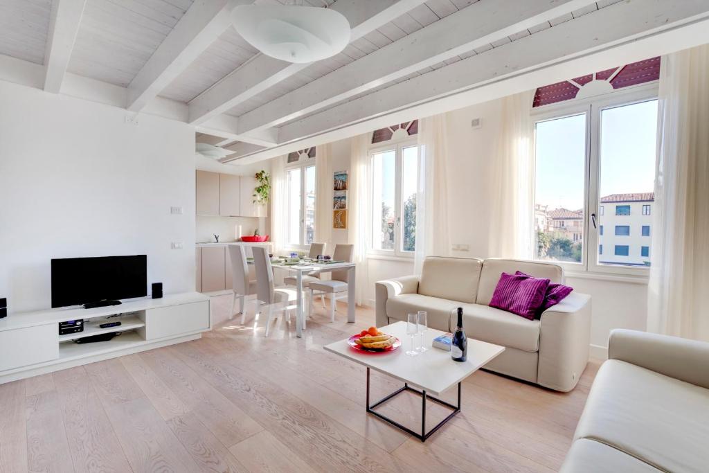 a living room with a couch and a table at Residence La Fontaine in Venice-Lido