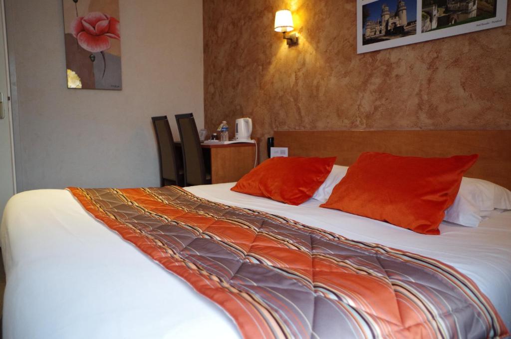 Postel nebo postele na pokoji v ubytování Logis Hotel Beaudon