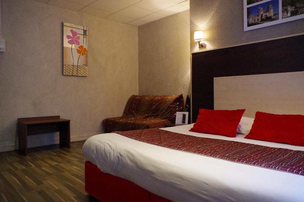 Postel nebo postele na pokoji v ubytování Logis Hotel Beaudon