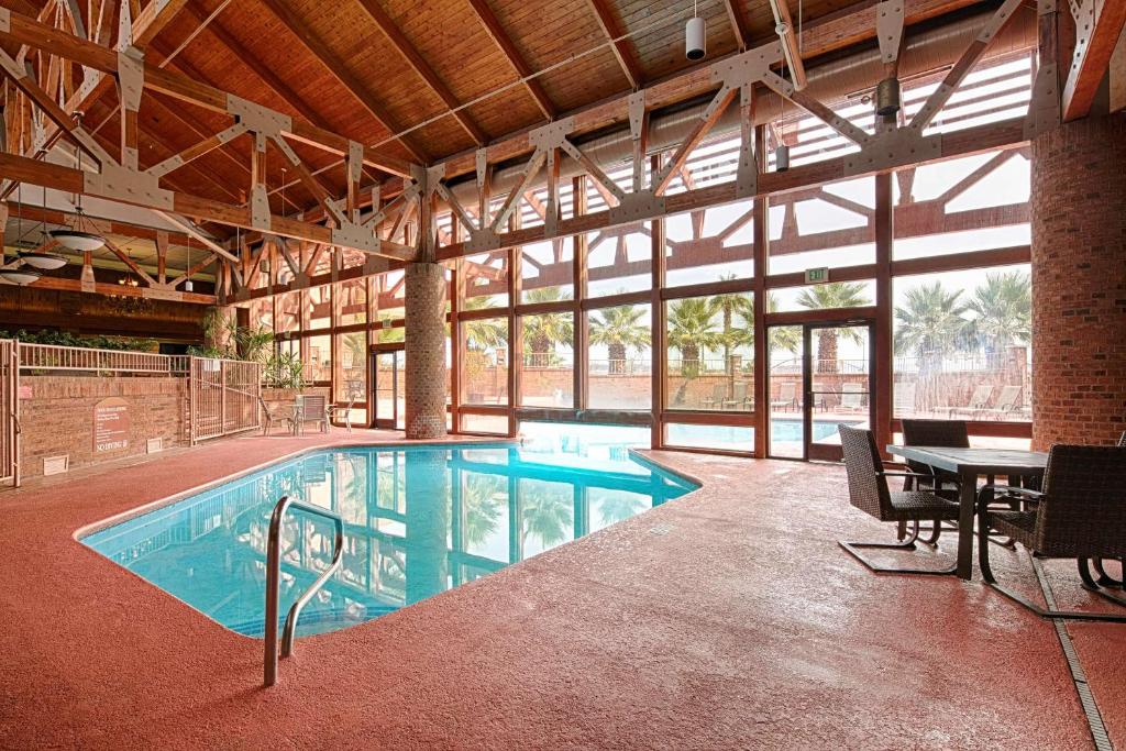 Bazén v ubytování Red Lion Hotel and Conference Center St. George nebo v jeho okolí