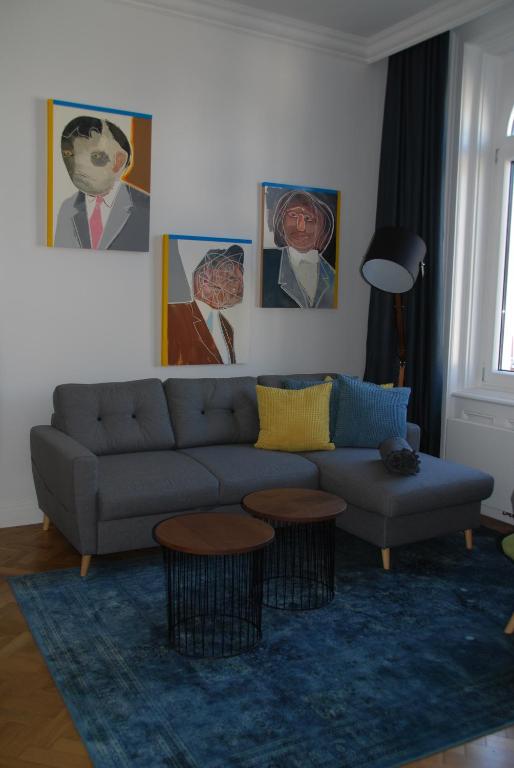 ウィーンにあるMy Home in Vienna - Smart Apartments - Margaretenのリビングルーム(ソファ、テーブル2台付)