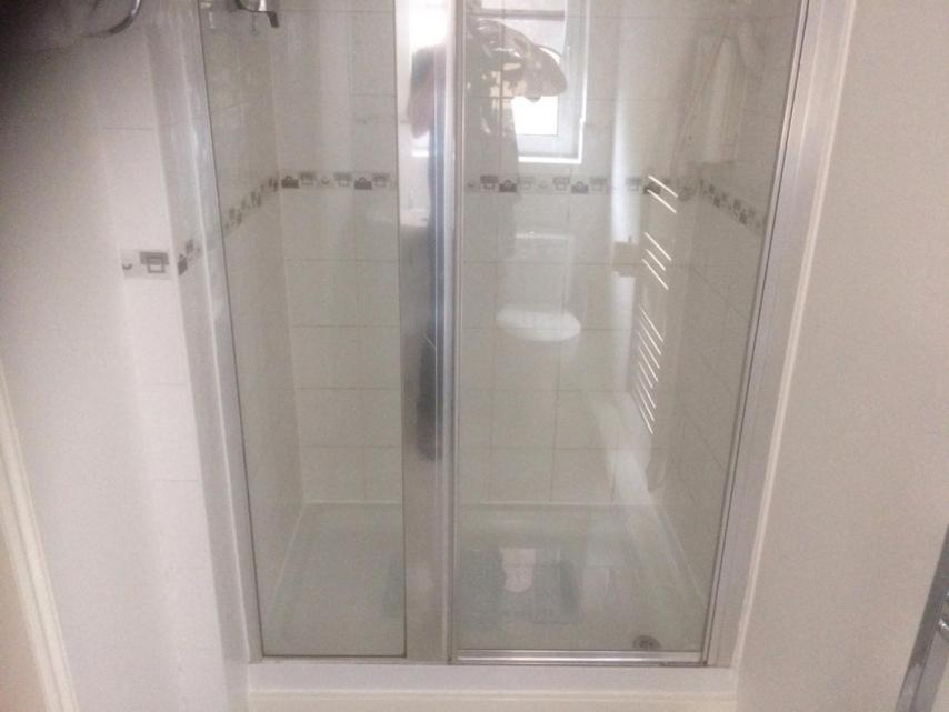 y baño con ducha y puerta de cristal. en Liverpool Apartments, en Liverpool