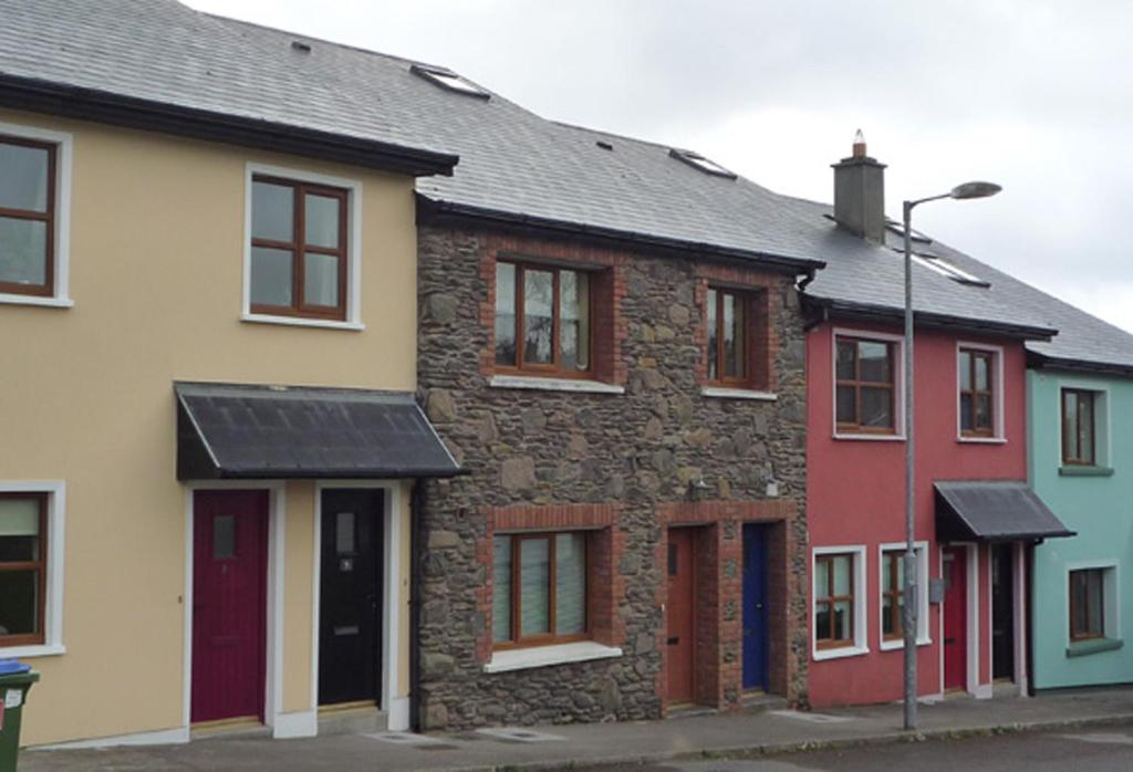 een rij kleurrijke huizen in een straat bij Fairfield Holiday Home No.13 in Dingle