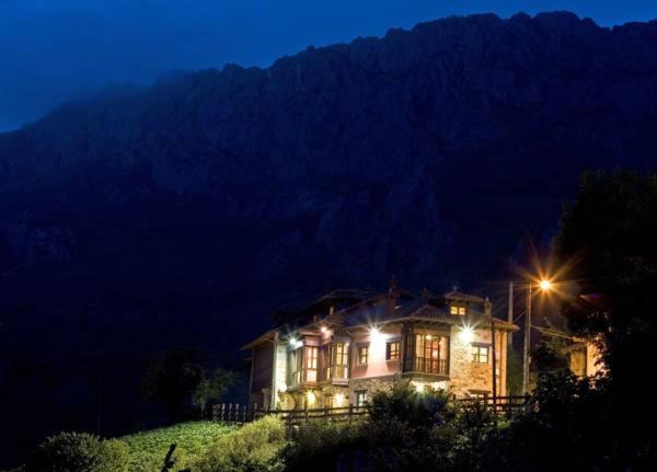 una casa iluminada por la noche con luces en Complejo Turístico L'oteru, en Caleao