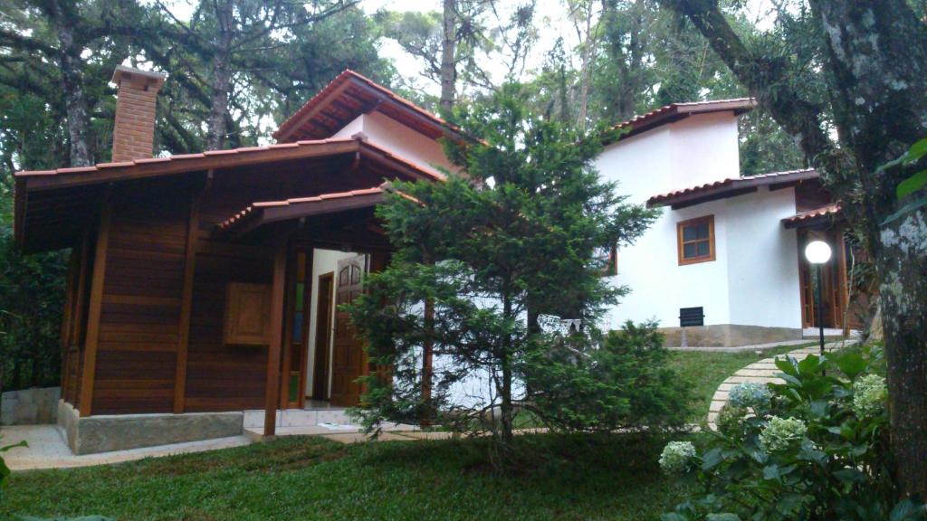 een klein huis midden in een tuin bij Recanto dos Kerr in Monte Verde