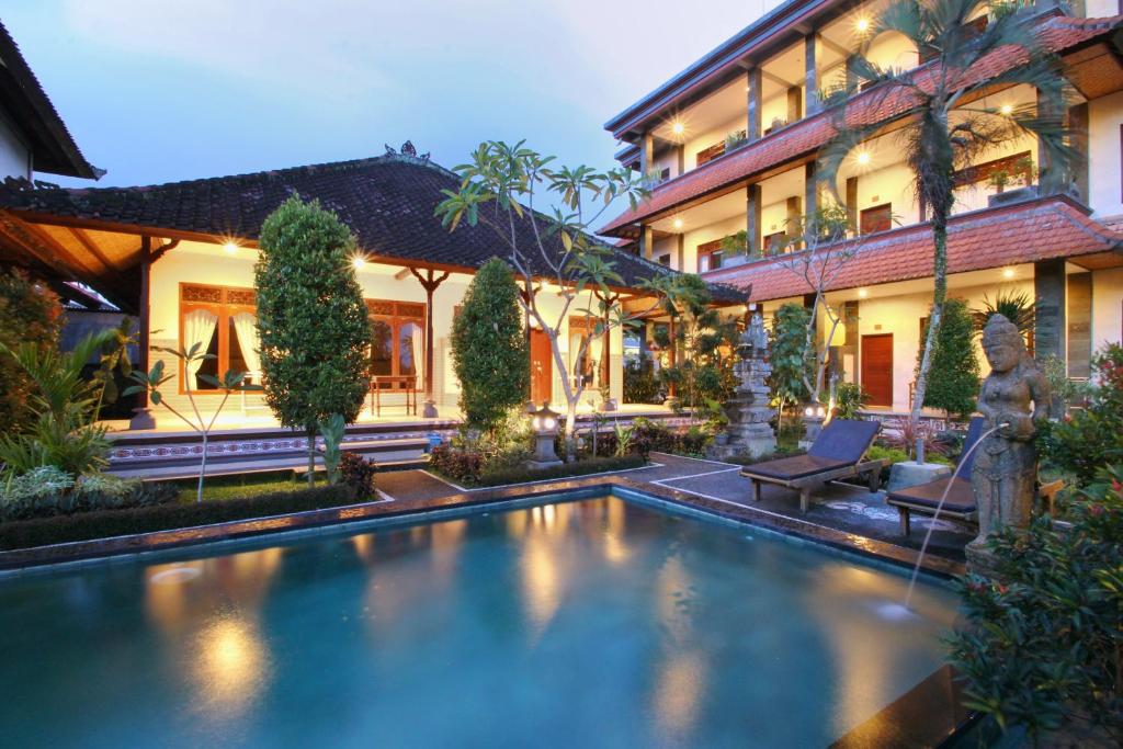 - une piscine en face d'une maison dans l'établissement Rena House Ubud, à Ubud