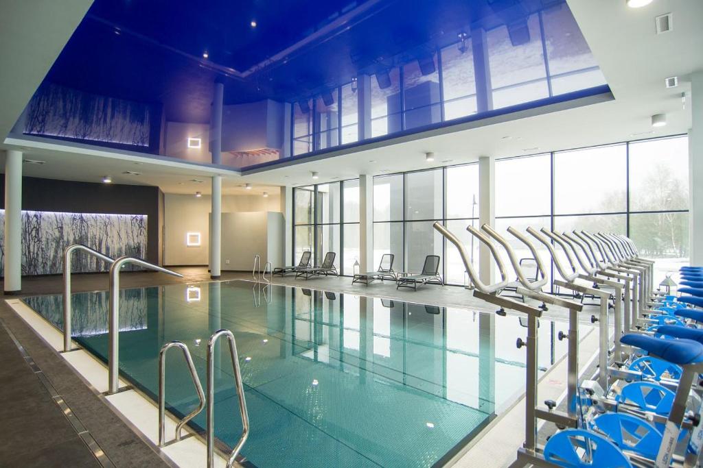 Bazén v ubytovaní Hotel Barczyzna Medical Spa alebo v jeho blízkosti