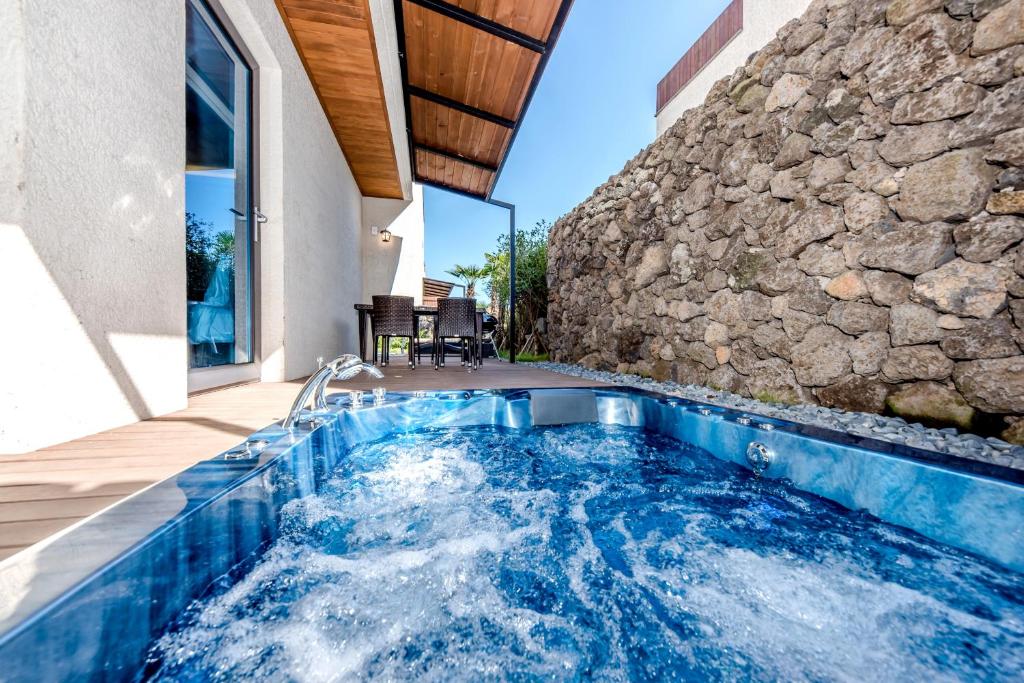 Bazén v ubytování Arts Spa&Poolvilla nebo v jeho okolí