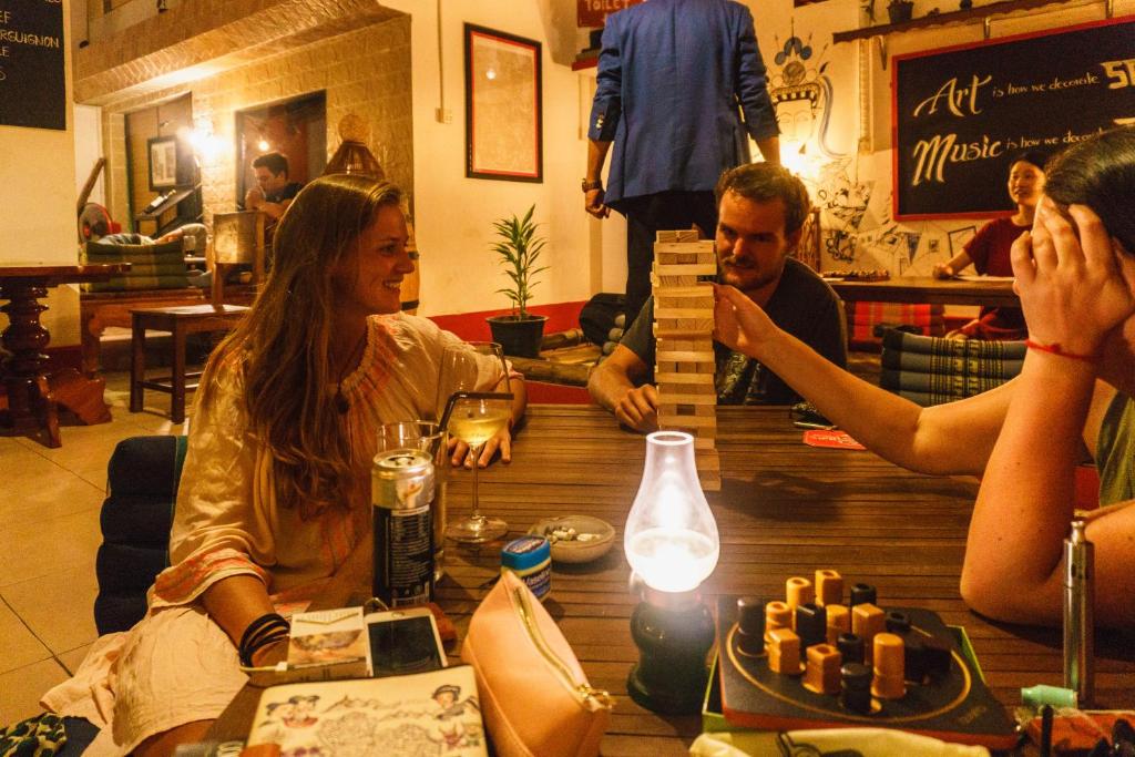 Hosté ubytování Pomme Hostel Restaurant & Bar - Private Sleeping Cabins