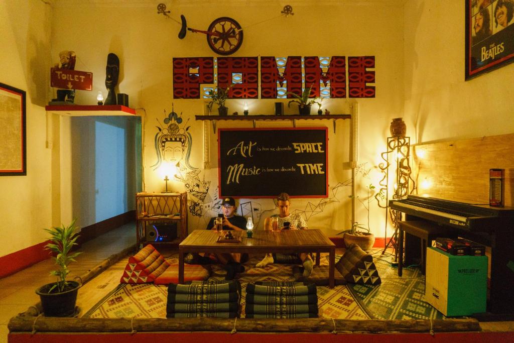 Posezení v ubytování Pomme Hostel Restaurant & Bar - Private Sleeping Cabins